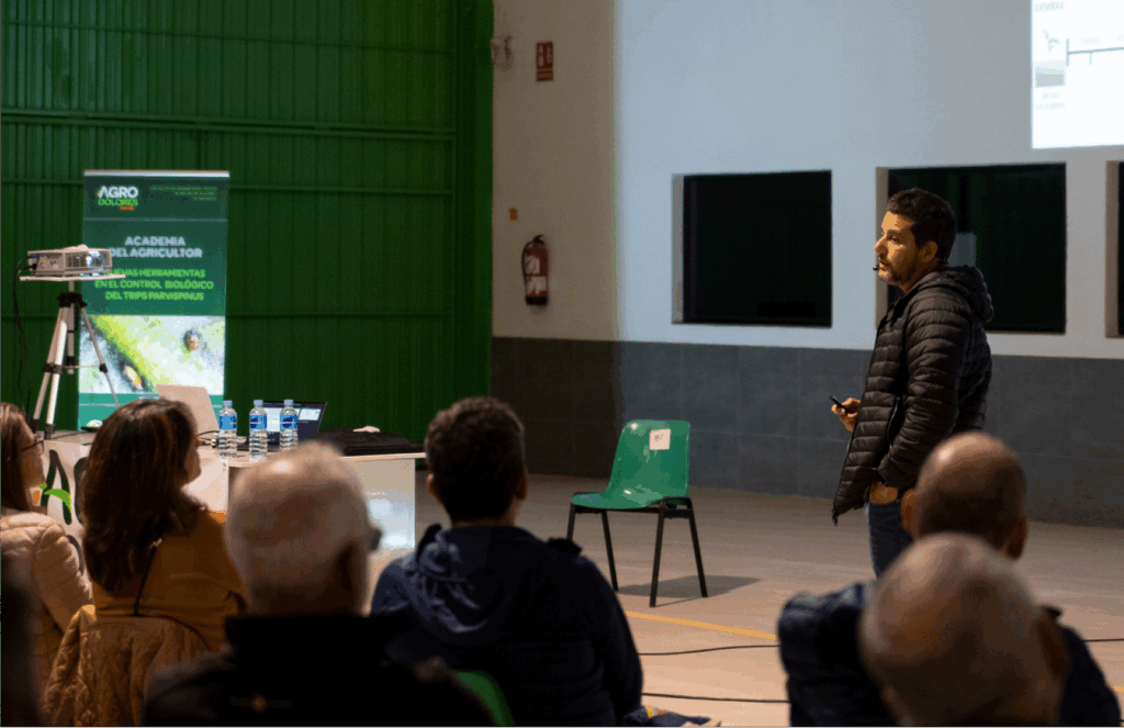 hombre presentando la academia del agricultor de agrodolores